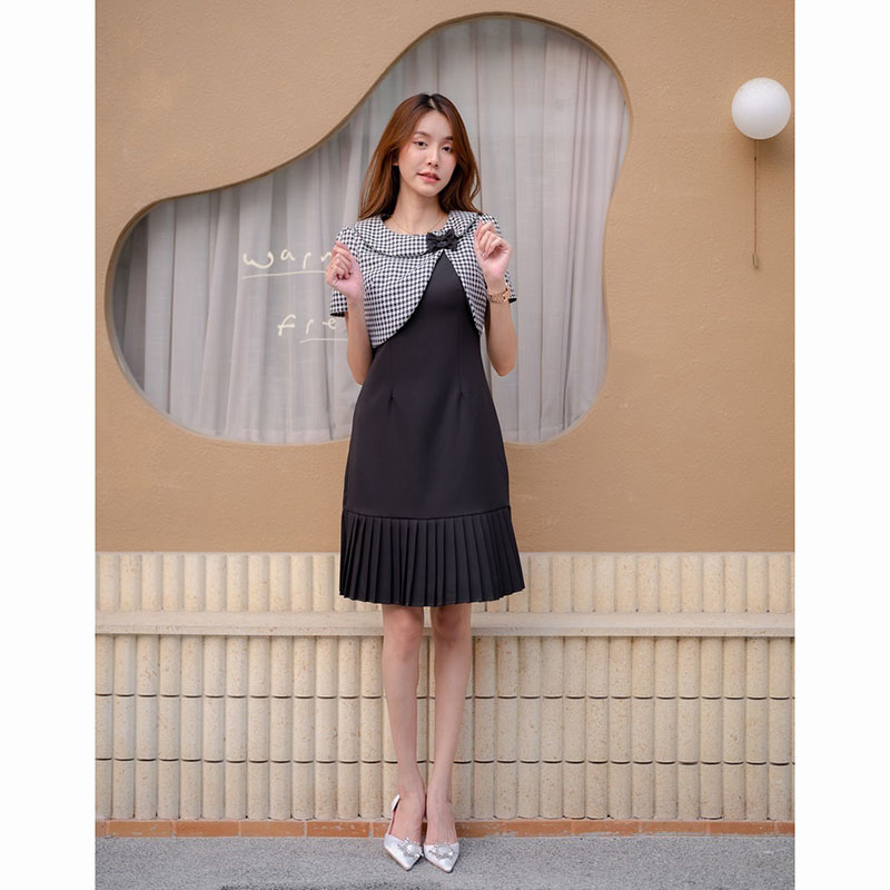 kudapy เดรสสั้นสีชมพู/สีดำ/สีกรม กั๊กโนริกระโปรงจีบระบาย คอบัว แต่งโบว์ตรงหน้าอกสวย ใส่สบาย