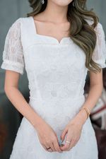 kudapy เดรสสั้นสีขาว/สีน้ำตาลทองอ่อน ผ้านุ่มฟูลายดอกไม้ ผ้าตาข่ายลายนูนฟู ลายดอกไม้ รอบดอกไม้ตกแต่งด้วยเลื่อมใสๆรอบดอกไม้