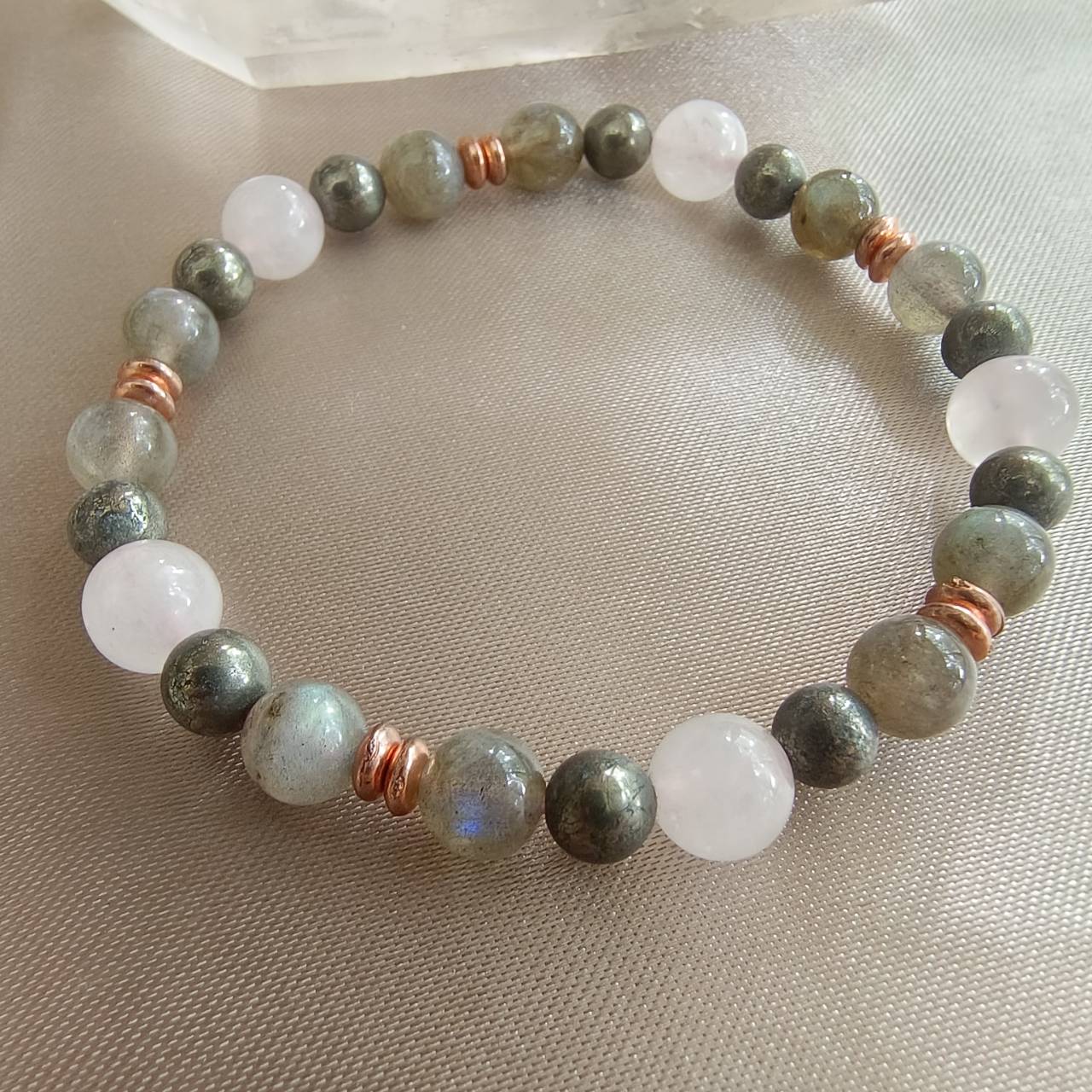 สร้อยข้อมือหินไพไรต์กับโรสควอตซ์และลาบราโดไลท์