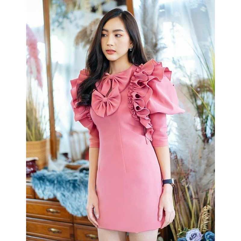kudapy เดรสสั้นสีชมพู แต่งระบายที่แขนยก คอกลม ช่วงปลายแขนเป็นกะดุมเพชร เดรสสั้นทรงเข้ารุปงานสวยมาก S M L