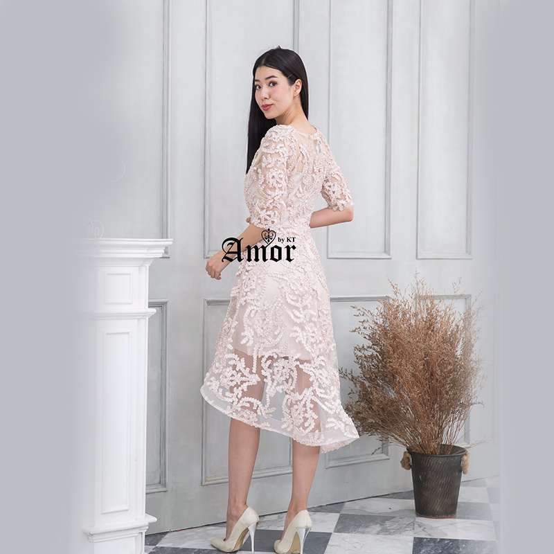 kudapy เดรสสั้นออกงาน ผ้าลูกไม้สีครีม กระโปรงดีไซน์เป็นทรงหน้าสั้นหลังยาว