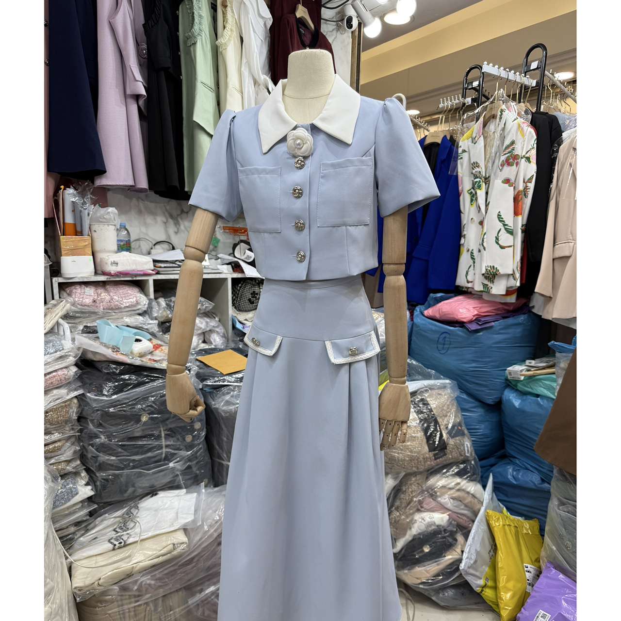 kudapy ชุดเซ็ทเสื้อทรงครอป กระดุมจริงรูปดอกไม้สีเงิน แต่งปกสีขาว มาพร้อมกับกระโปรงยาวซิปหลัง แต่งกระเป๋าหลอกด้านหน้า