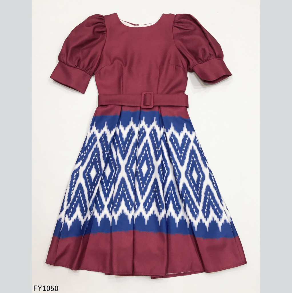 kudapy เดรสสั้นผ้าไทยคอกลมแขนตุ๊กตาสีฟ้าขาว/สีแดงฟ้า มีเข็มขัดผ้ารัดเอว เดรสลายไทยทรงบาน