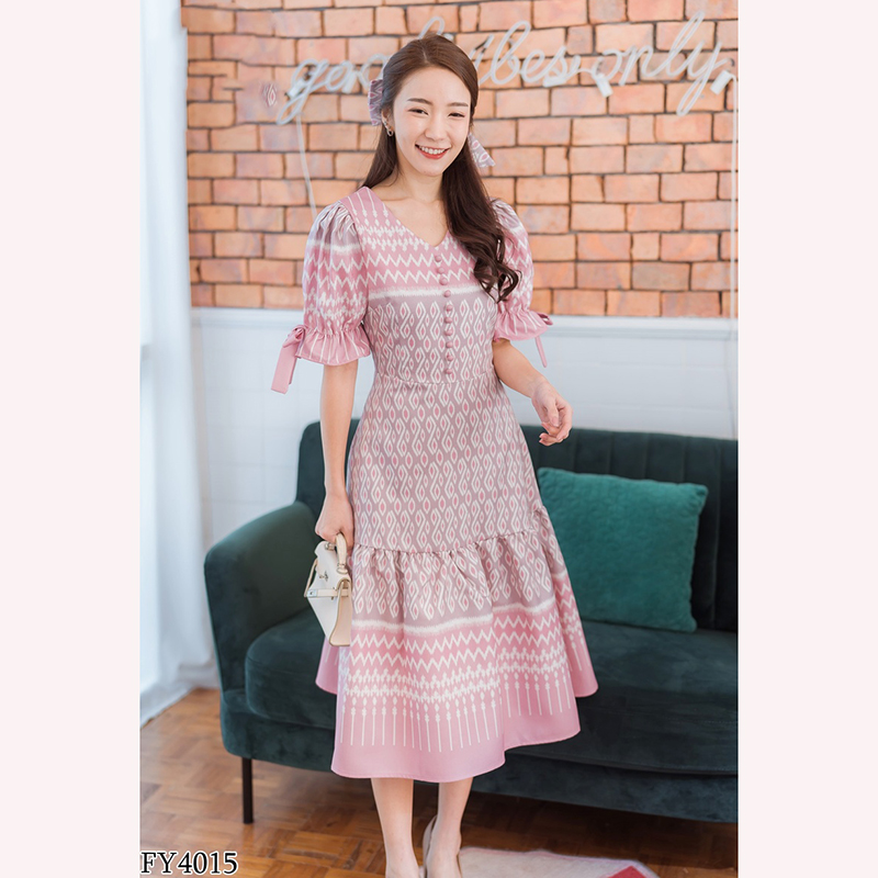 kudapy เดรสสั้นผ้าไทยแขนตุ้กตาสีม่วง/สีเขียว/สีชมพู คอวีแขนจั้มผูกโบว์ผ้าลายไทย ซิบหลัง