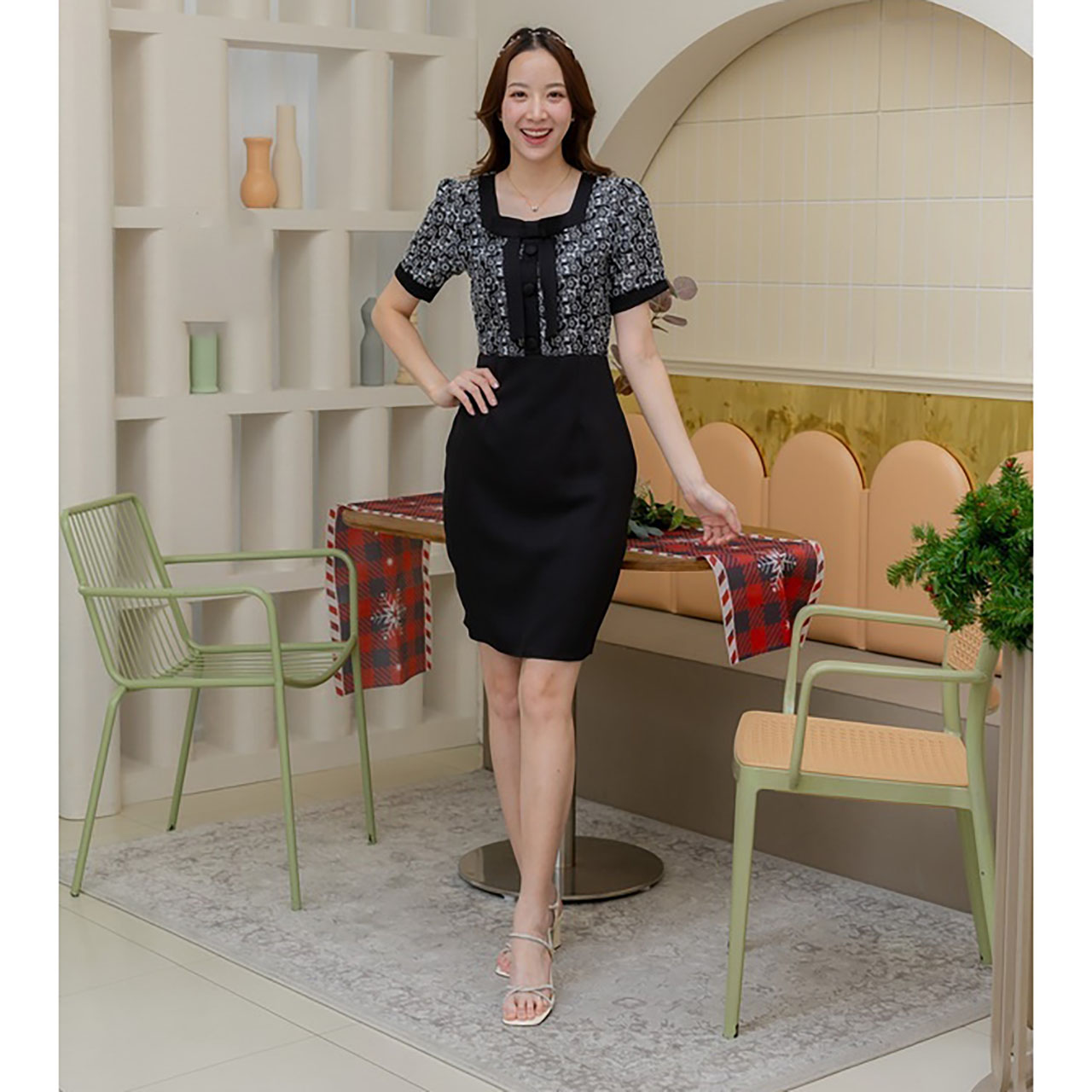 kudapy เดรสสั้นสีครีม/สีเขียว/สีดำ เเต่งเสื้อลายดอกผูกโบว์ที่คอ