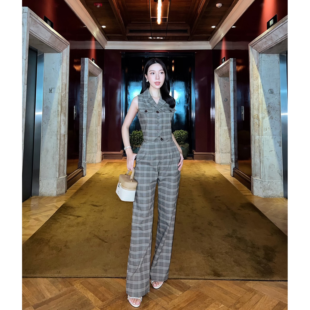 kudapy เซ็ทขายาวลายสก๊อตเสื้อแขนกุด ตัวเสื้อแต่งกระเป๋าหลอกตรงหน้าอก2ข้าง กระดุมจริงสีน้ำตาล