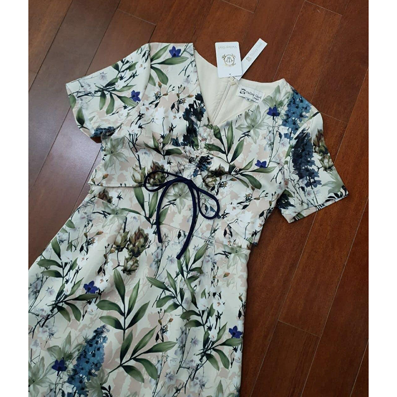 kudapy เดรสสั้นสีเขียว ลายดอกเหลืองเขียว ที่หน้าอกเกร๋ๆมีเชือกรูดย่นได้ตามระดับที่ต้องการ