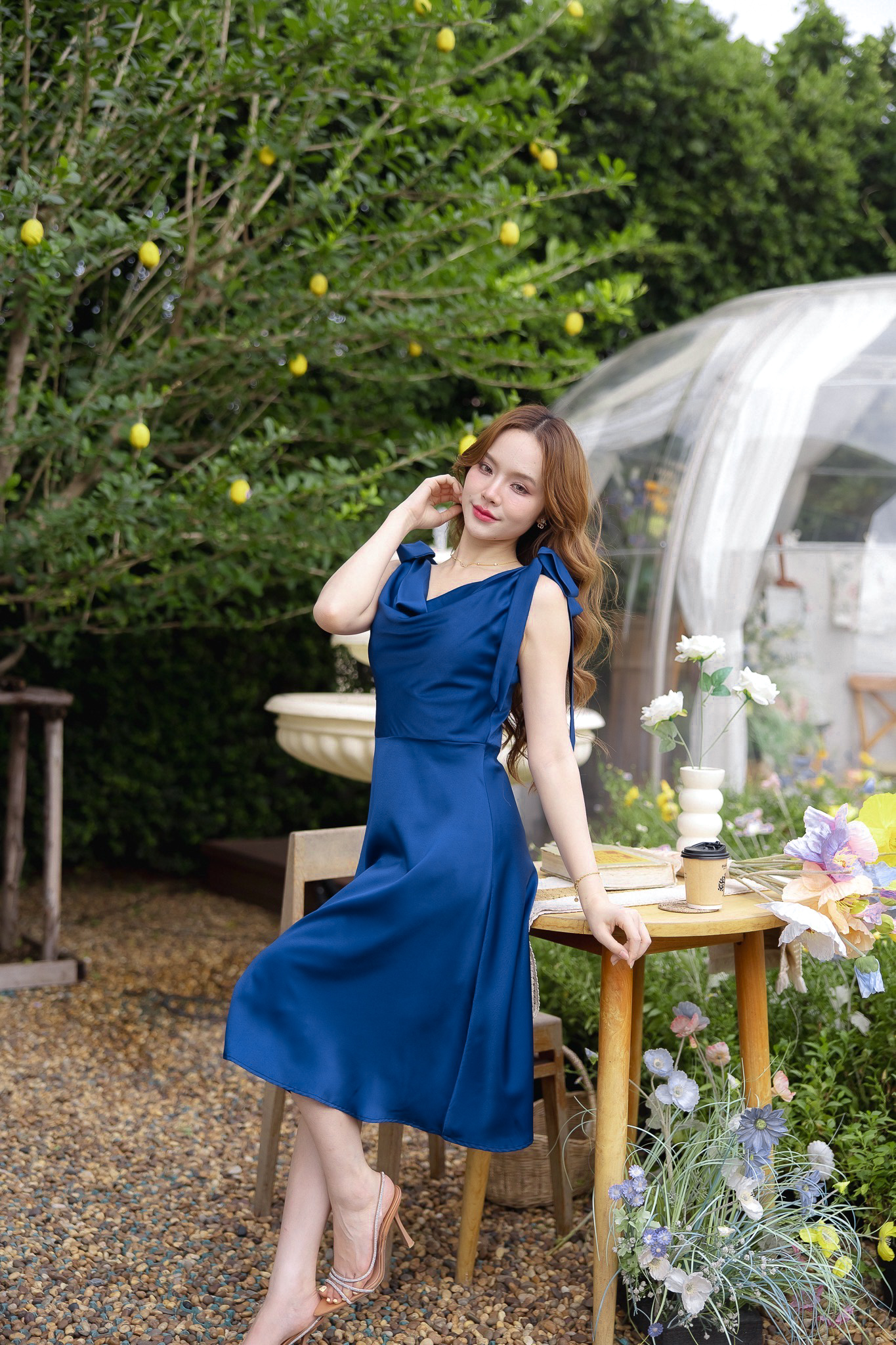 kudapy เดรสสั้นสีชมพู/สีแชมเปญ/สีกรม เพิ่มความหวานสไตล์สสาวพาสเทลด้วยสายโบว์ ช่วงกระโปรงทรงสวิงพริ้วสวยเล่นแสงเล่นไฟ