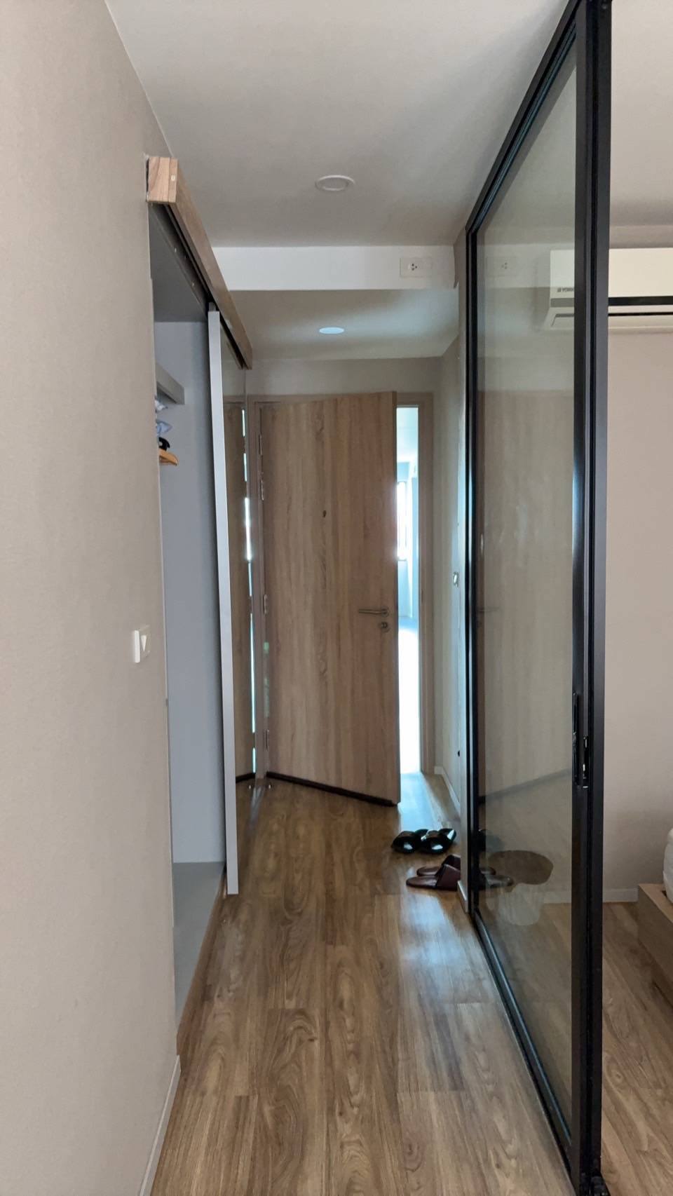 ให้เช่าคอนโด Blossom Condo @ Sathorn - Charoenrat (บลอสซั่ม คอนโด แอท สาทร - เจริญราษฎร์) Low Rise โซนพื้นที่ BTS สุรศักดิ์ ห้องแบบ 1ห้องนอน 1ห้องน้ำ ขนาดห้อง 31 ตรม. ชั้น 5 ตึก C