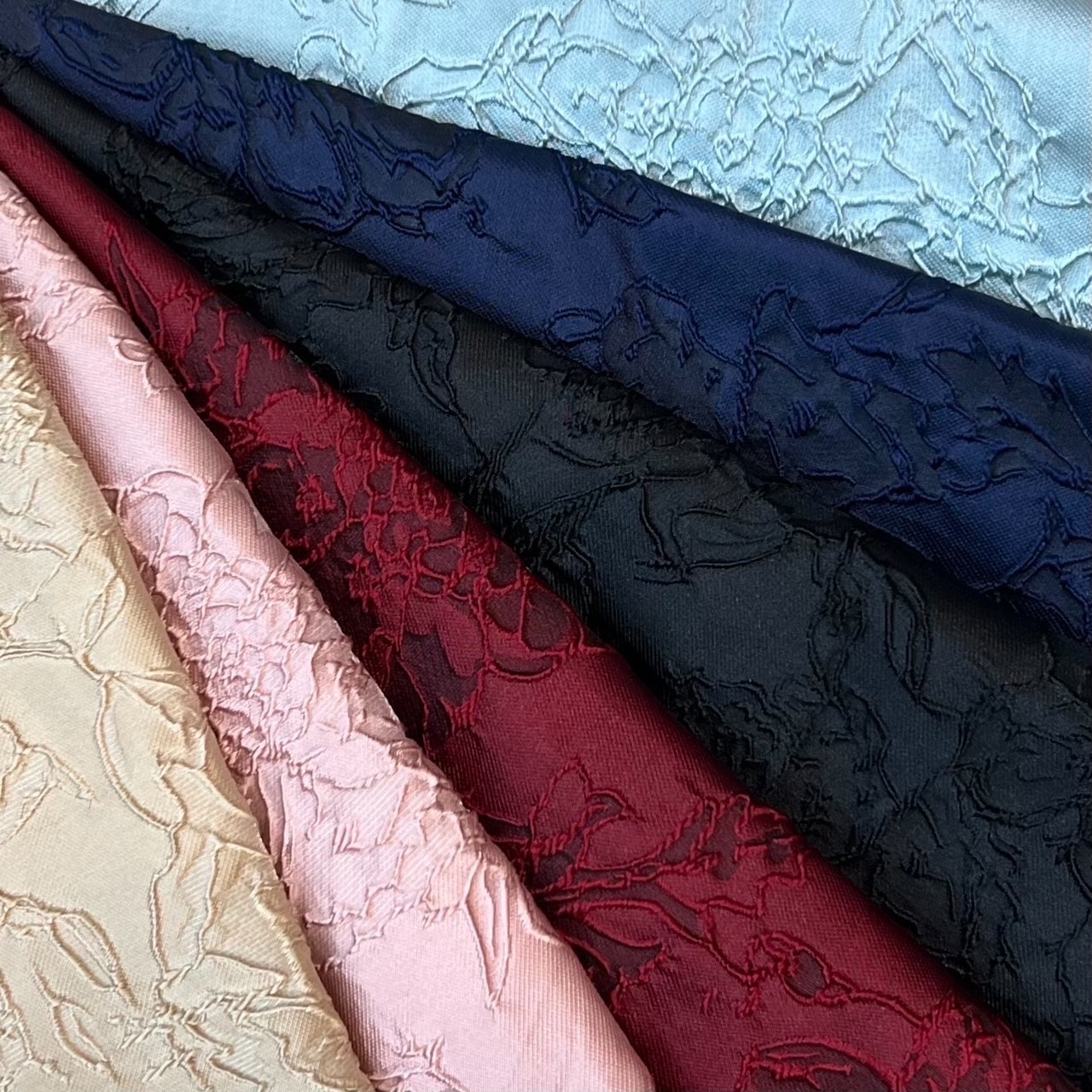 kudapy เดรสยาวสีดำ/สีแดง/สีชมพู/สีทอง/สีฟ้า/สีกรม คอเหลี่ยม ดีไซส์ทวิสอกแขนยาว กระโปรงทรงหางปลา ซิบหลังเนื้อผ้าทอลายนูน