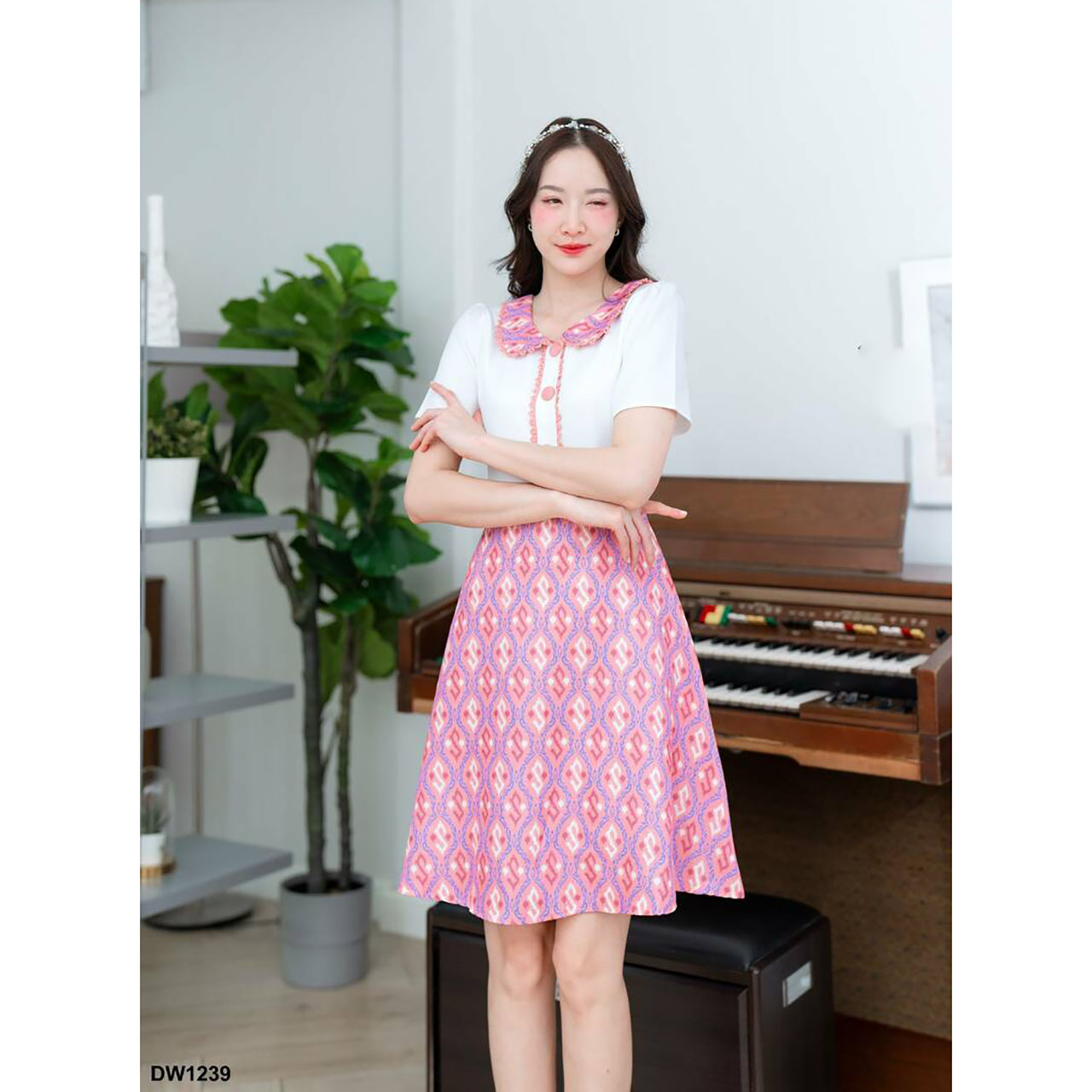 kudapy เดรสสั้นสสีขาว สีชมพู สีกรม คอบัวเสื้อผ้าพื้นกระโปรงลาย