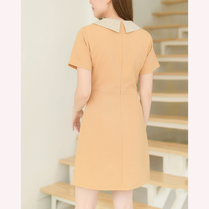 kudapy เดรสสั้นสีเทาฟ้า/สีครีมเข้ม/สีดำ/สีชมพูอ่อน คอปกแขนสั้น แต่งปกและฝากระเป๋าด้วยผ้าชาแนลโทนสีแมทช์กับชุด