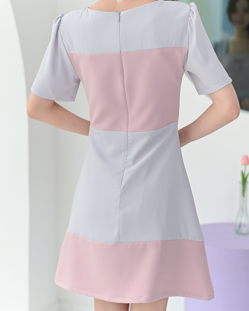 kudapy เดรสแขนสั้นดีไซน์คอเหลี่ยม เล่นสีทูโทนรอบอกและชายกระโปรง แต่งเชือกโบว์เล็กๆเพิ่มความน่ารัก
