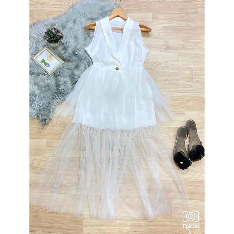 kudapyเดรสสั้นสีขาว สูทแขนกุด แต่งกระดุมหน้าดีเทล ต่อชายผ้าตาข่าย ระบายเป็นชั้นๆ ไล่ระดับ