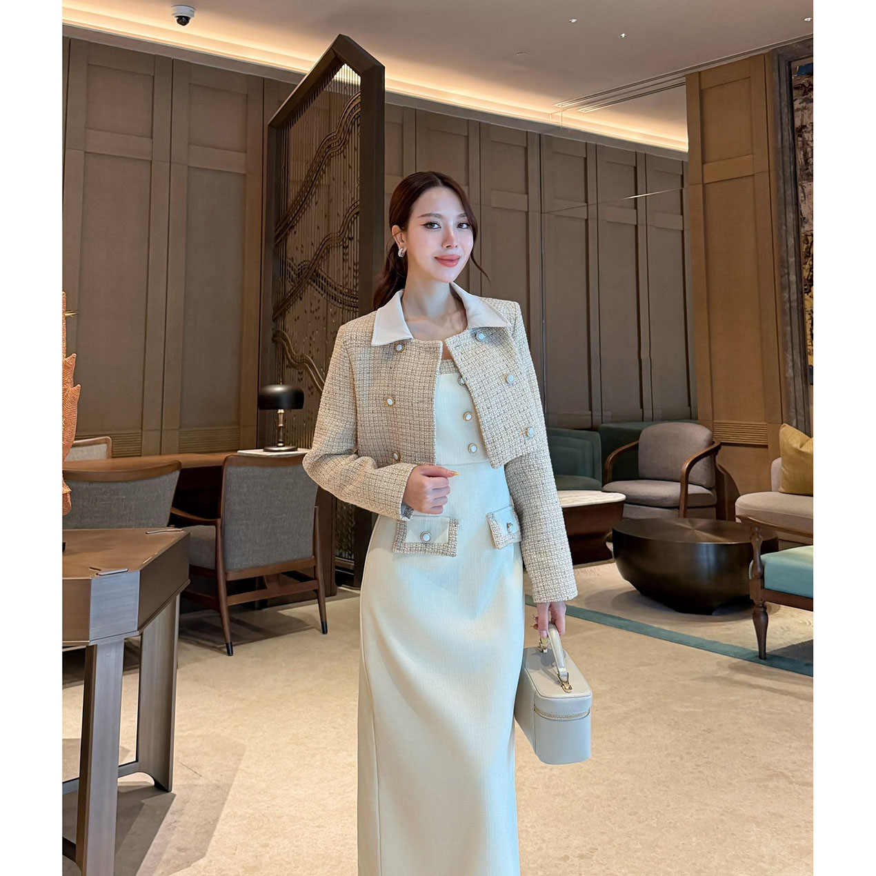 kudapy เซ็ทเดรส+เสื้อครอปสั้น เดรสมีซับในทั้งชุดเดรสใช้ผ้าทวิตญี่ปุ่น ด้านหน้าแต่งกระดุม 3 เม็ดเพิ่มความน่ารัก แต่งกระเป๋าหลอกซ้าย ขวา ซิปหลัง