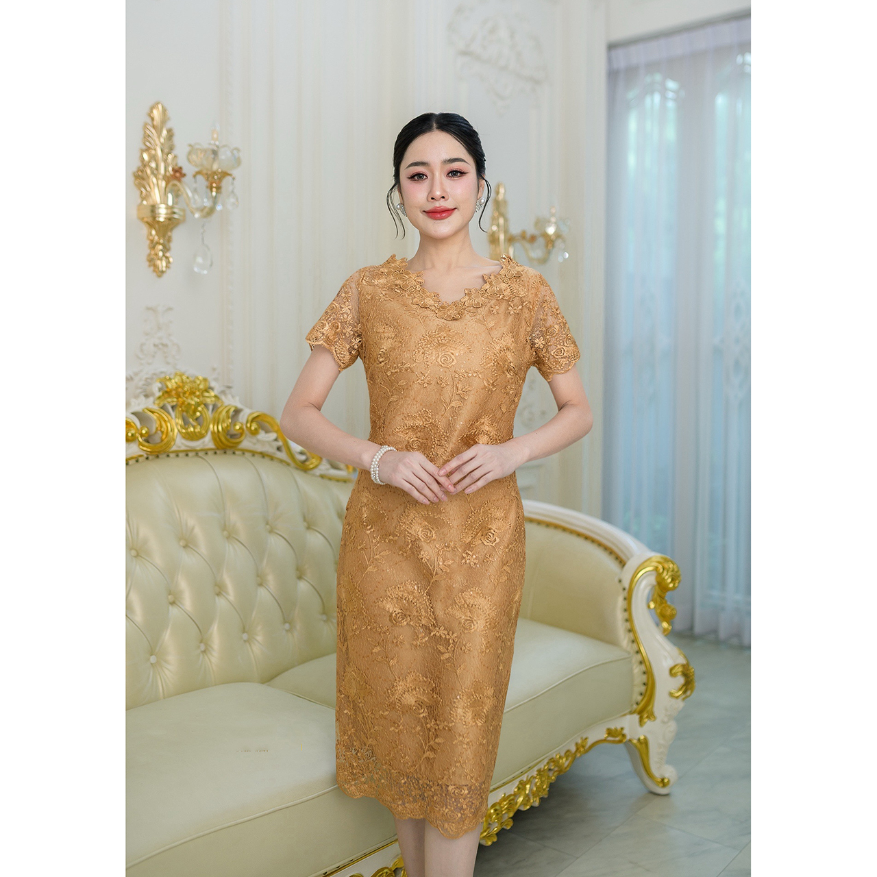 kudapy เดรสผ้าลูกไม้เนื้อผ้าเงาแต่งเลื่อมงานสวยพรีเมี่ยม ดีไซน์คอวี รอบคอแต่งดอกไม้เป็นดอกไม้ลูกไม้ถักลายสวย