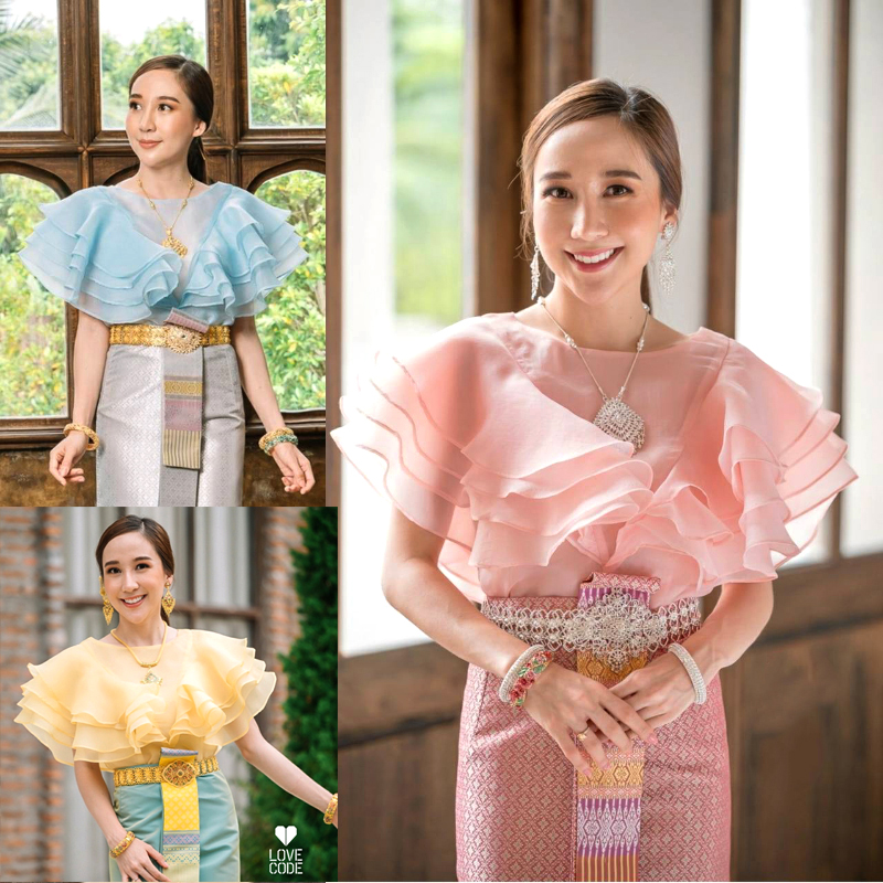 kudapy เสื้อไปงาน ผ้าแก้วคอปาดแคบสีชมพู/สีฟ้า/สีเหลือง แต่งระบายช่วงแขนเป็นทรงหน้าอก V Shape ระบาย 4 ชั้นสวยหรูมากๆค่ะรุ่นนี้ ขายดีสุดๆ