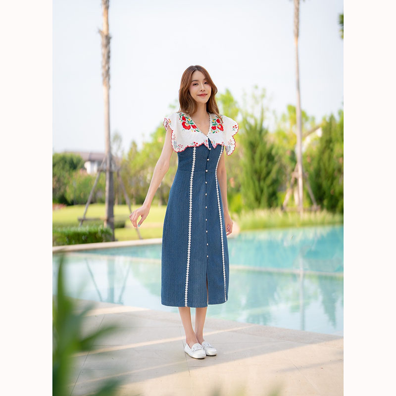 kudapy เดรสยาวสีฟ้า ผ้ายีนส์เนื้อผ้านิ่มใส่สบาย ทรงเข้ารูป ปกคอบัวดีเทลลายปักดอกไม้