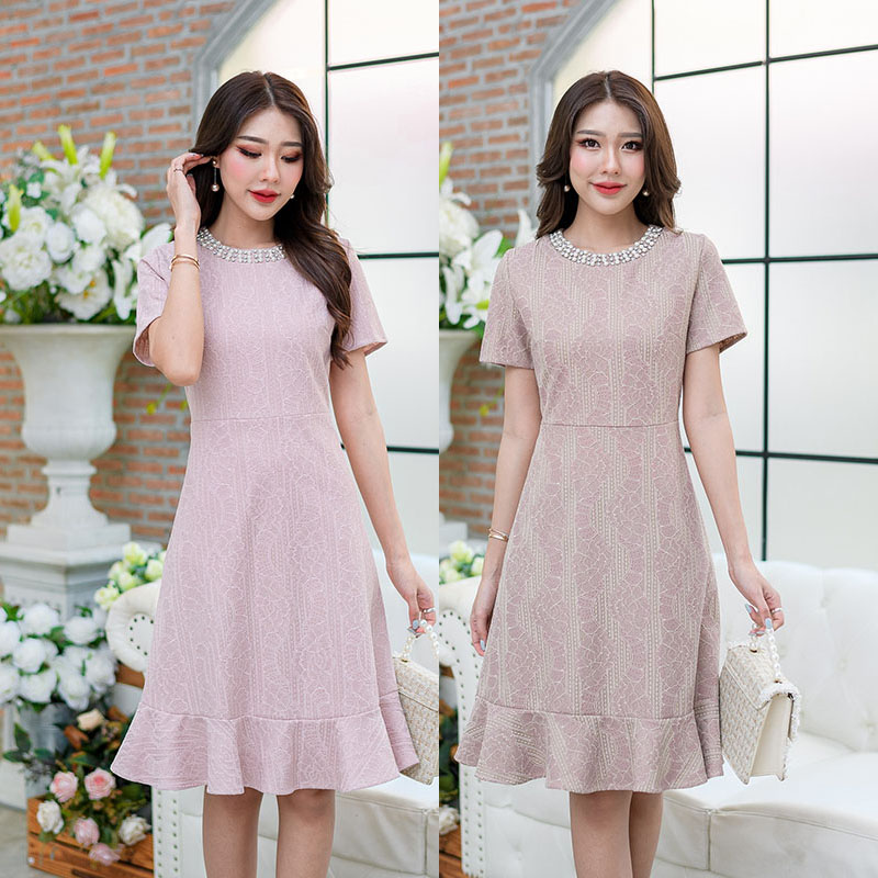 kudapy เดรสสั้นสีน้ำตาล/สีนู้ด ลูกไม้อัดกาวงานสวยเนื้อผ้าดีมาก ดีไซน์ระบายชายกระโปรงสวยยอดนิยม รอบคอยังตกแต่งด้วยมุกและเพชรเพิ่มความหรูหรา