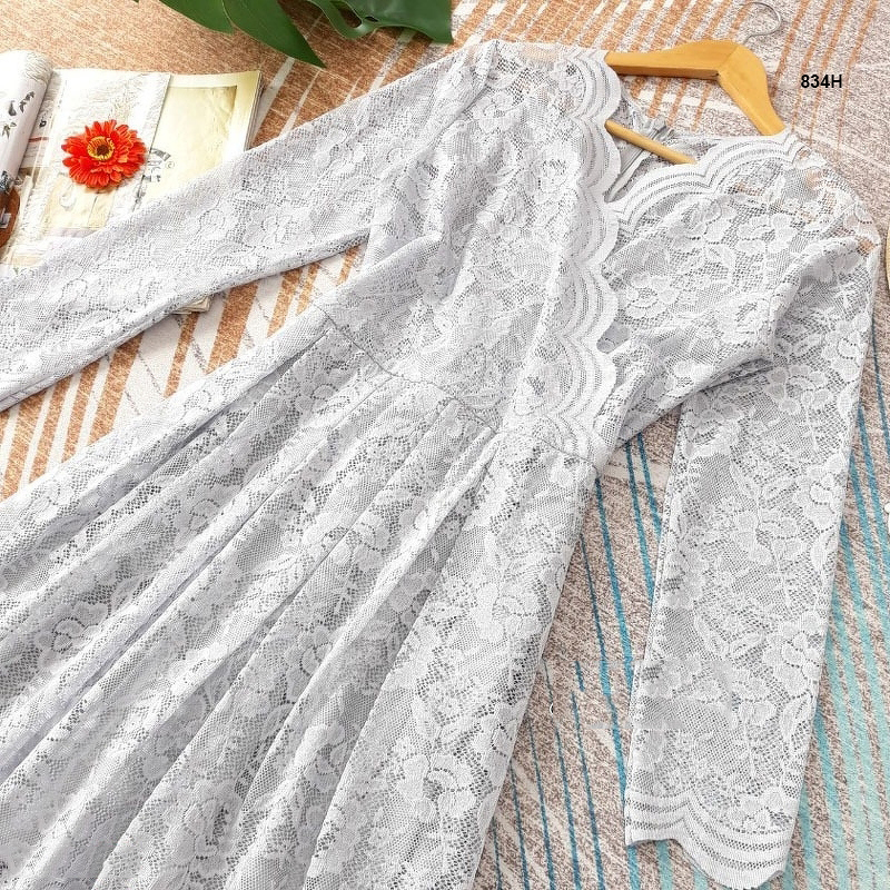 kudapy เดรสยาวสีเทา/สีขาว/สีโอรส/สีแดงเลือดหมู ลูกไม้แขนศอก คอวีป้ายหน้า (ช่วงบนไม่มีซับใน)งานลูกไม้ลายสวยหรู เย็บบุซับในช่วงกระโปรงอย่างดี