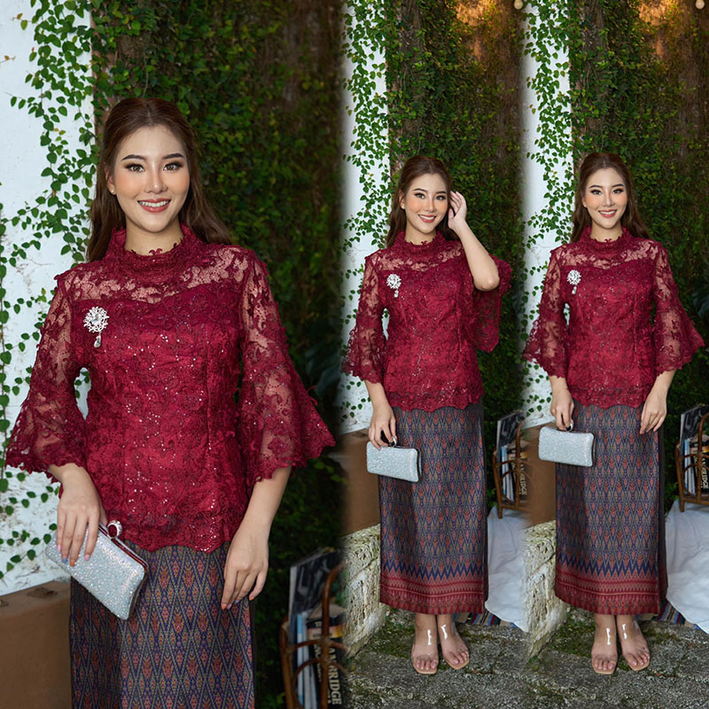 kudapy ชุดไทยประยุกต์สีแดงไวน์ เสื้อลูกไม้ใยบวบ แขนระบายสามส่วน คอปีน+ผ้าถุงงานทอลายละเอียดทั้งตัว