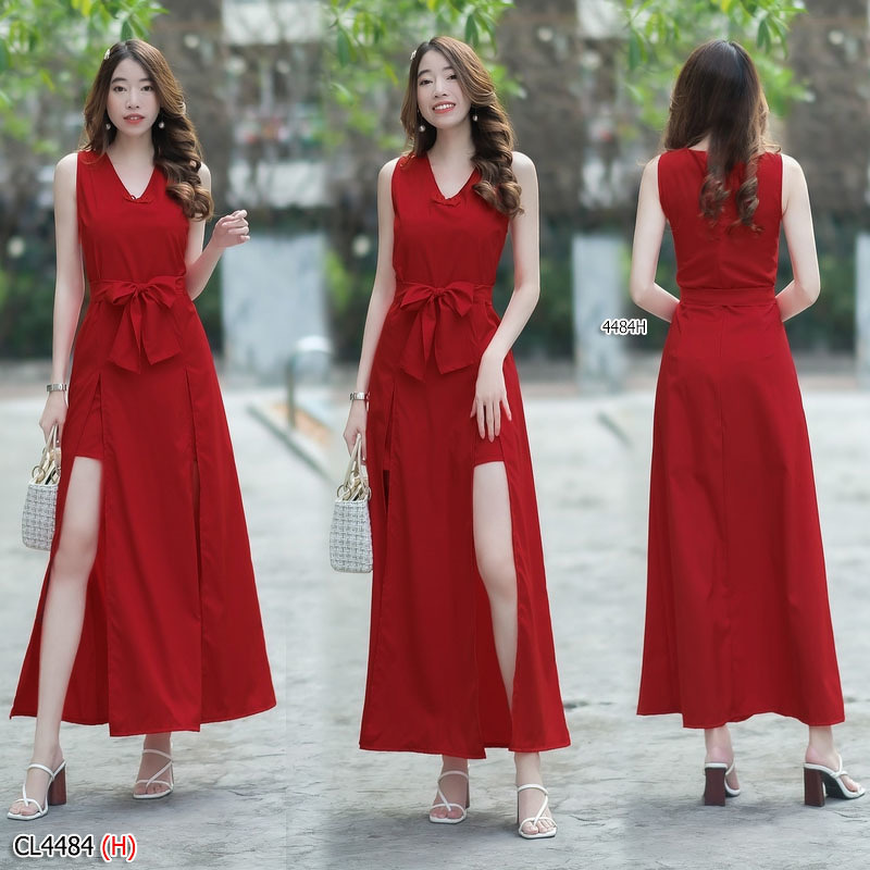 kudapy จั๊มสูทขาสั้นสีแดง ขาว ครีม กรม น้ำตาล ดำ คอวีแขนกุด ดีเทลแต่งผ่ายาวผ่าด้านหน้า ขาสั้นด้านใน มีซิปซ่อนด้านหลัง มีเชือกแยกสำหรับผูกเอว 1 เส้น