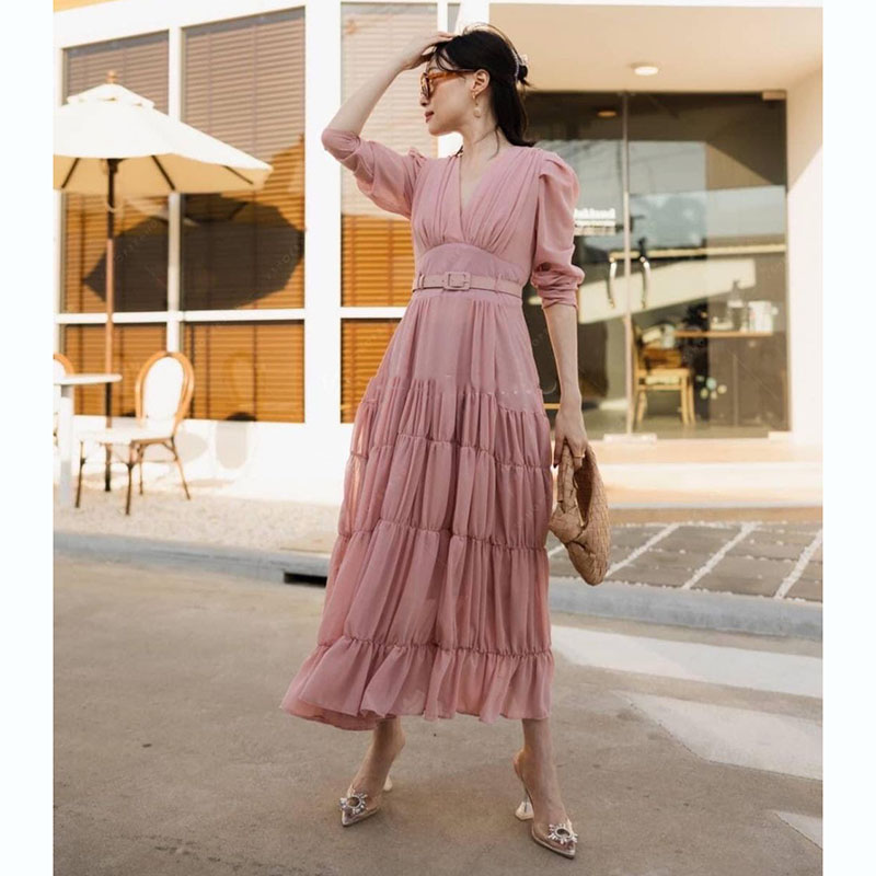 kudapy เดรสยาวคอวีแขนสั้นสีแดง/สีชมพู/สีขาว จับจีบต่อกระโปรงเย็บเป็นชั้นๆๆ แถมเข็มขัด มีซับทั้งชุด