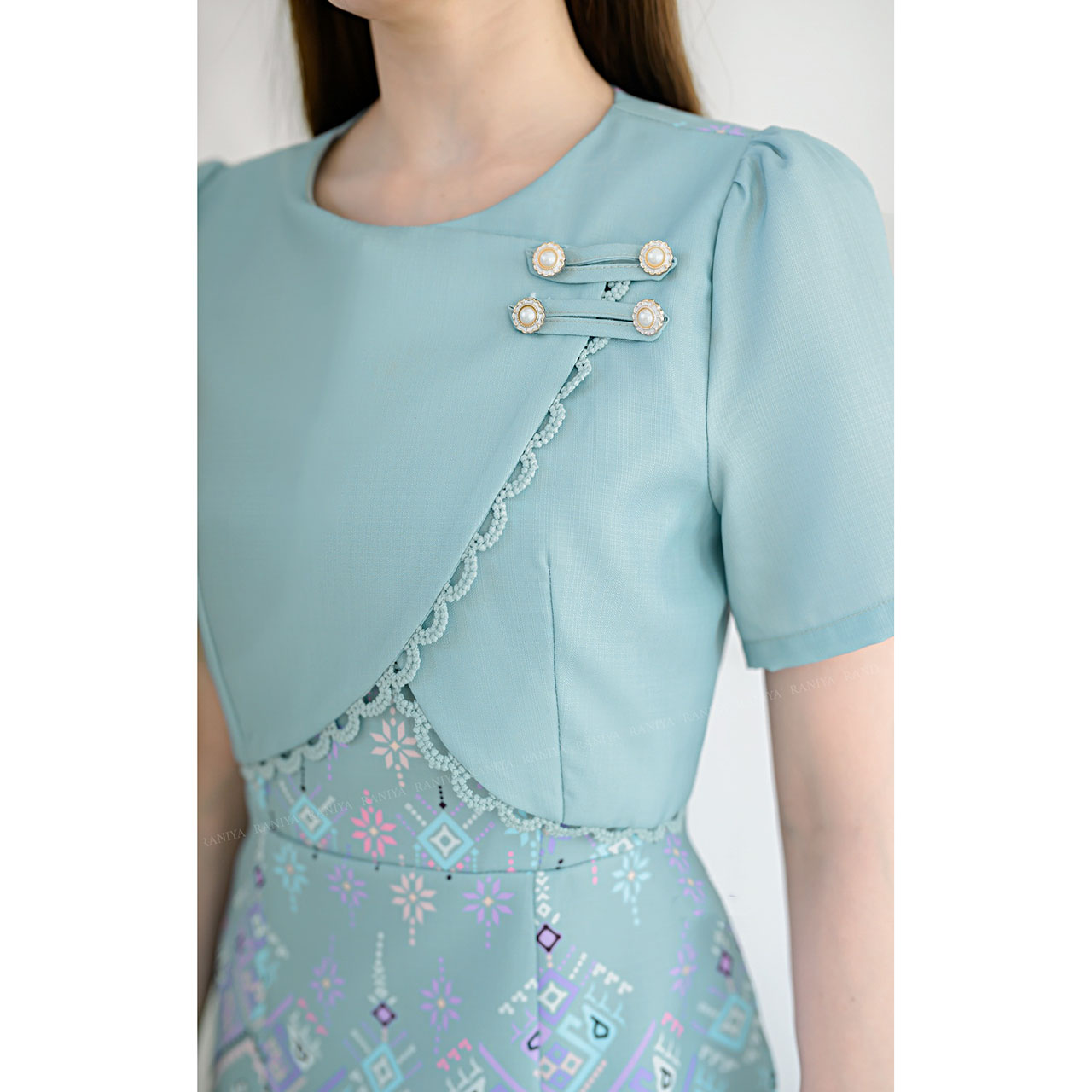 kudapy เดรสสั้น เดรสผ้าโพสลีเอสเตอร์เกาหลีแต่งกั๊กติดกระดุมมุกงาน พิมพ์ลายไทยแพรวา มีซับในและชิปหลังใส่สบาย