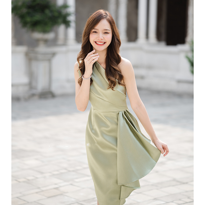 kudapy เดรสสั้นสีเขียว เป็นแบบไหล่เดียวจับจีบที่ไหล่ ช่วงกระโปรงแต่งผ้าเป็นเลเยอร์ด้านข้าง ทรงกระโปรงแบบ pencil ใส่แล้วดูเพรียว
