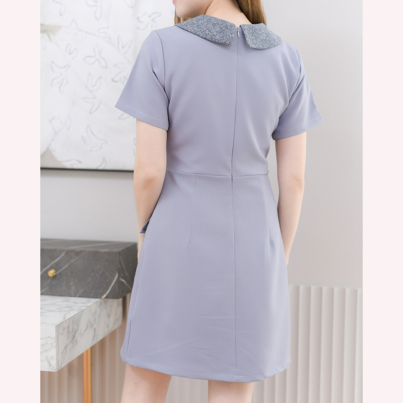 kudapy เดรสสั้นสีเทาฟ้า/สีครีมเข้ม/สีดำ/สีชมพูอ่อน คอปกแขนสั้น แต่งปกและฝากระเป๋าด้วยผ้าชาแนลโทนสีแมทช์กับชุด