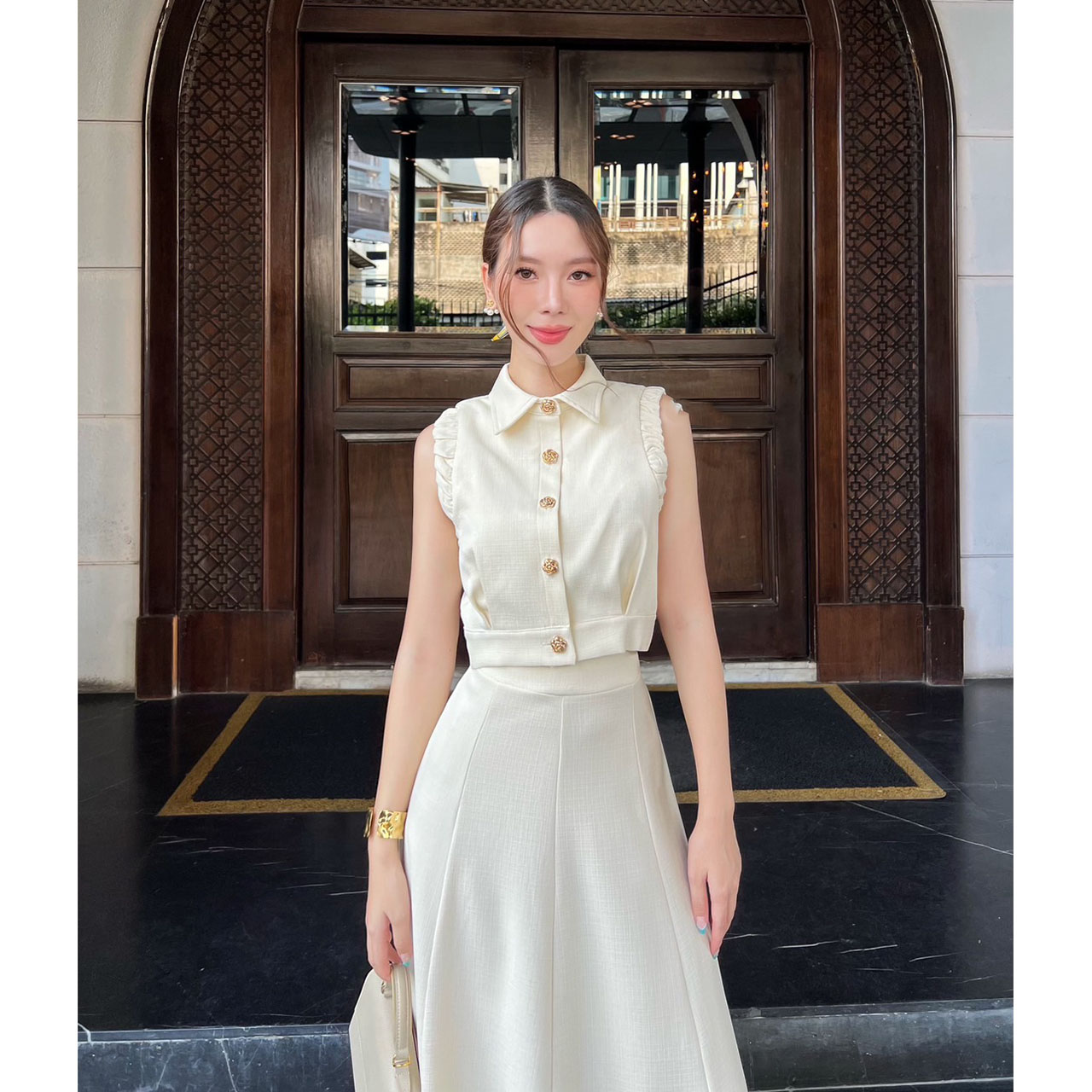 kudapy ชุดเซ็ทเสื้อ+กระโปรงยาว ตัวเสื้อออกแบบให้ดูเกร๋ที่แขนเสื้อ กระดุมดอกไม้ทองเป็นกระดุมจริง ปกเสื้อทรงแหลม