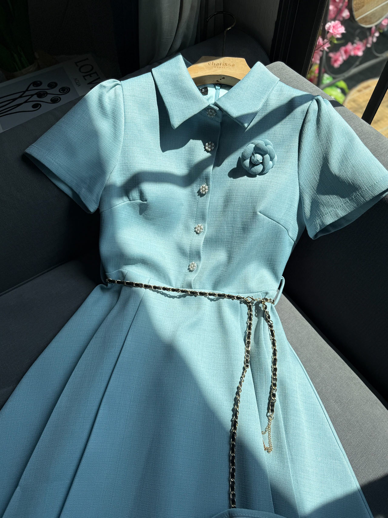 kudapy เดรสยาวสีครีม/สีฟ้า/ม่วงอ่อน/เหลืองอ่อน ผ้าทวิตญี่ปุ่นตกแต่งด้วยกระดุมดอกคามิเลีย ีซับในทั้งชุด ผ้าอัดกาวอย่างดี มาพร้อมกับเข็มขัดโซ่ และเข็มกลัดดอกไม้