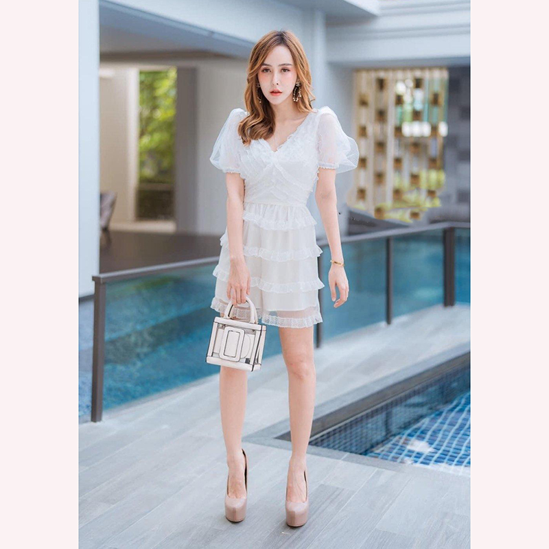 kudapy จั้มสูทสีขาวดีเทลน่ารัก คอวี แขนตุ๊กตาพองๆ เย็บแต่งระบาย งานมาพร้อมซับในตัว