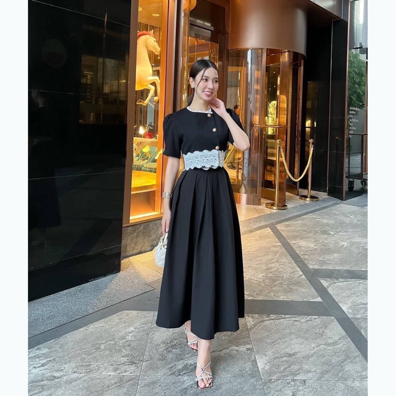 kudapy ชุดเซ็ทเสื้อครอปสีดำแต่งชายลูกไม้สีขาว แต่งกระดุมจริงสีทอง แขนสั้นทรงตุ๊กตา+กระโปรงยาวสีดำ