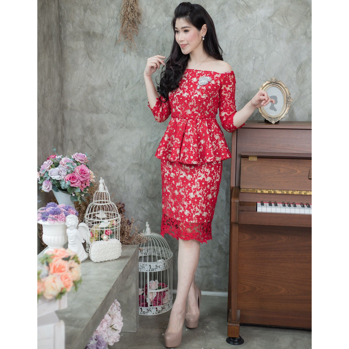 kudapy ชุดไปงานแต่งสีแดง เดรสลูกไม้เปิดไหล่เอวระบาย ผ้าลูกไม้ทอแน่น งานละเอียดปราณีตสุดๆ