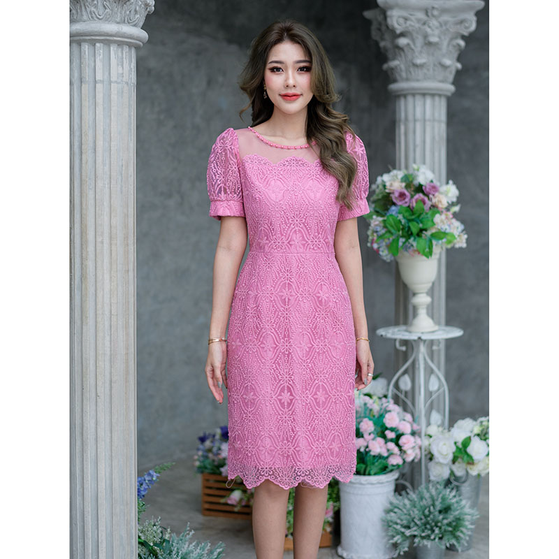 kudapy เดรสสั้นสีชมพู/สีน้ำตาล ลายลูกไม้ เล่นเชิงผ้าช่วงอกเป็นเคิฟ+ผ้าโปร่งซีทรู งานสวยดีเทลน่ารัก มีตกแต่งมุกรอบคอเพิ่มความหวานไปอีก แขนทรงตุ๊กตาน่ารักมาก