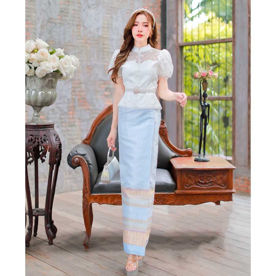 kudapy เสื้อลูกไม้สีขาวคอจีน +ผ้าถุงทอลายสีฟ้า สีม่วง แต่งกระดุมหน้า แขนสั้นจั้มปลาย ทรงเข้ารูปทช่วงเอว น่ารักมาก