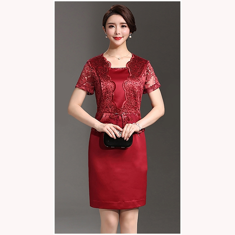 kudapy เดรสลูกไม้สีแดงเข้ม แขนสั้น เย็บแต่งลูกไม้คล้ายเป็นเสื้อคลุมในตัว เอวระบายเล็กน้อย อกและเอวแต่งเพชร ผ้าลูกไม้ปักลายเนื้อเงา