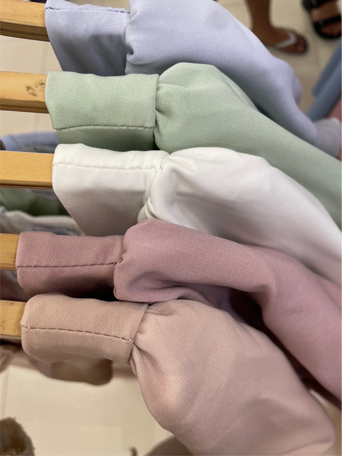 kudapy เดรสสั้นสีขาว,ชมพูเข้ม,ครีมนู๊ด,ฟ้าอมเทา,มิ้น คอเหลี่ยม แขนตุ๊กตา ช่วงอกแต่งโบว์ ตติ้ง เอวสูง ตีเกร็ดเอว กระโปรงบาน เย็บยากแต่ออกมาเน้นเอว