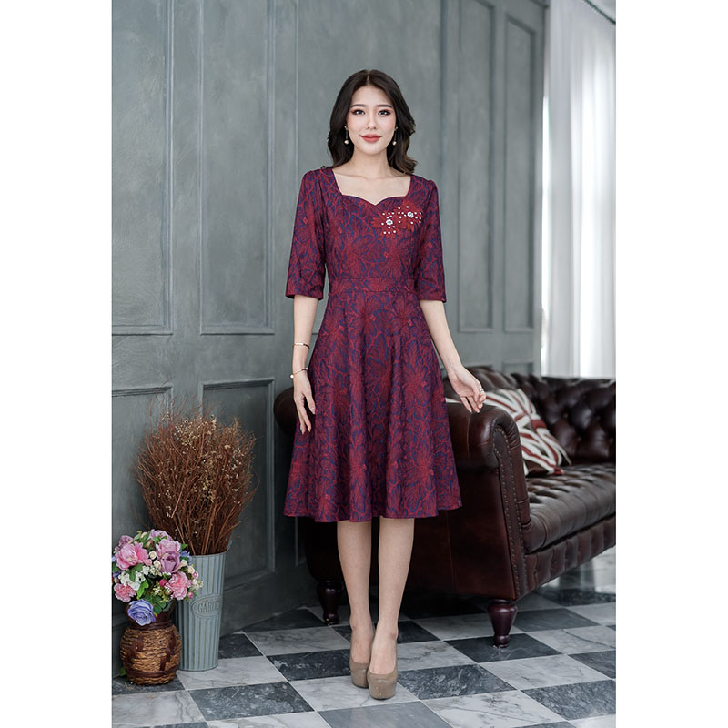 kudapy เดรสสั้นสีกรม/สีดอกแดง ลูกไม้ทูโทน ผ้าสวยงานเนี๊ยบ ผ้าทิ้งตัวสวยดีไซน์แขนศอกทรงใส่ง่ายสุภาพ เอวต่อกระโปรงทรงบานสวิง มีดีเทลตกแต่งลูกไม้ดอกที่อก