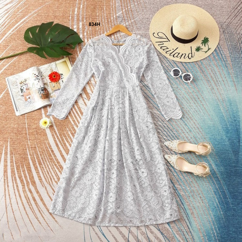 kudapy เดรสยาวสีเทา/สีขาว/สีโอรส/สีแดงเลือดหมู ลูกไม้แขนศอก คอวีป้ายหน้า (ช่วงบนไม่มีซับใน)งานลูกไม้ลายสวยหรู เย็บบุซับในช่วงกระโปรงอย่างดี