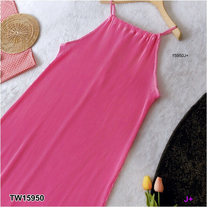 kudapy ดรสยาวสายเดี่ยวสีชมพู ฟ้า กรมท่า ( ปรับสายได้ ) เนื้อผ้าอัดพลีท ยาวมากและขยายได้ใหญ่มากแม่ เหมาะกับสาวๆทุกไซส์เลยจ้า