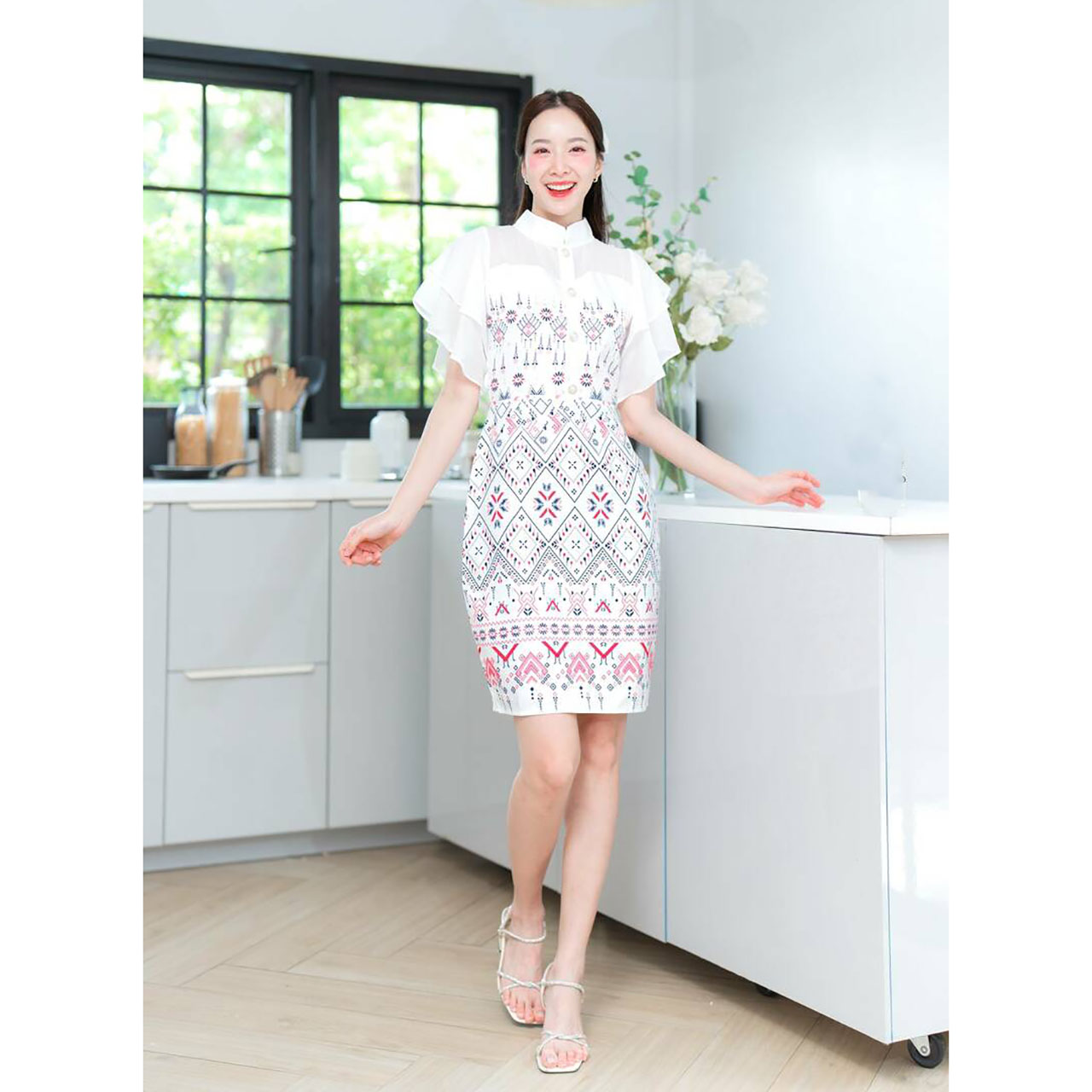 kudapy เดรสสั้นสีฟ้า/สีกรม/สีแดง/สีขาว ผ้าลายไทย ไหล่ลูกไม้หัวใจ