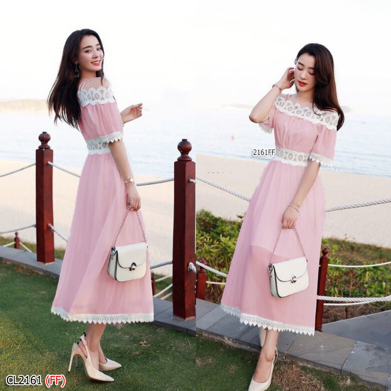 kudapy เดรสยาวสีขาว/สีเหลือง/สีชมพู สายเดี่ยว งานผ้าชีฟองมีซับใน ดีไซน์แต่งปาดไหล่ อกเอวและชายเดรสแต่งแซมด้วยผ้าลูกไม้ถักทออย่างละเอียด