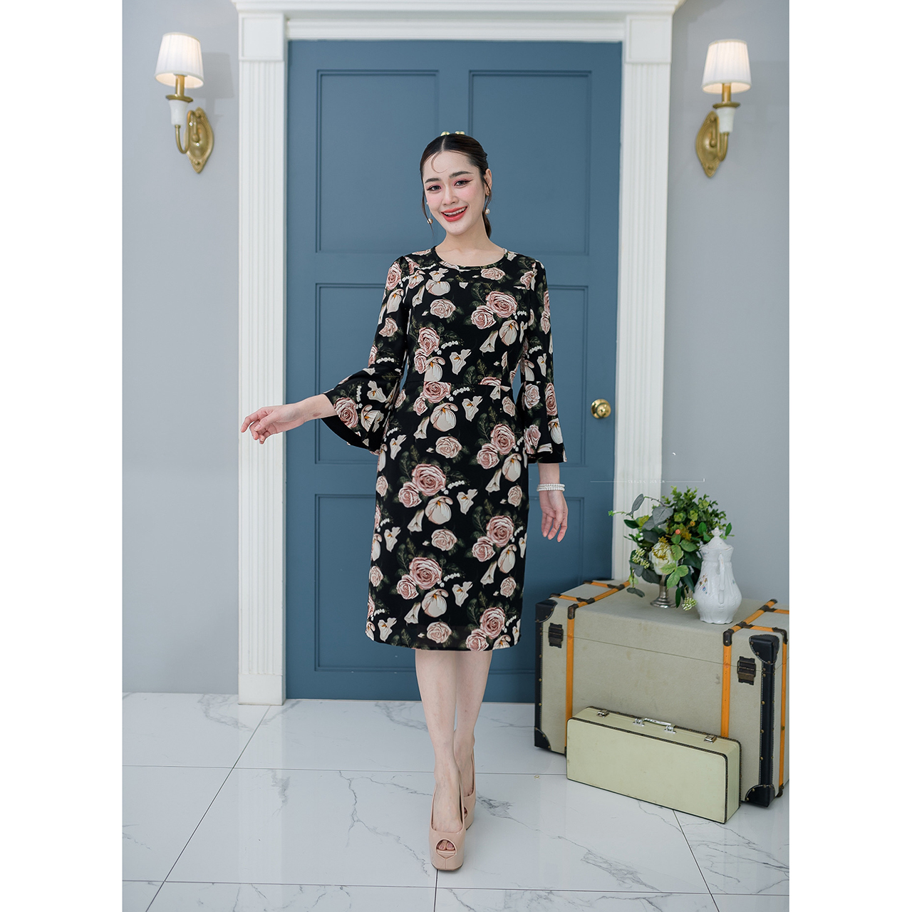 kudapy เดรสสั้นสีครีม/สีดำ แขนระบายทรงสวย เนื้อผ้าลื่นพริ้วใส่สบาย ลายกุหลาบโทนสีสวย แขนระบายมีซับด้านใน