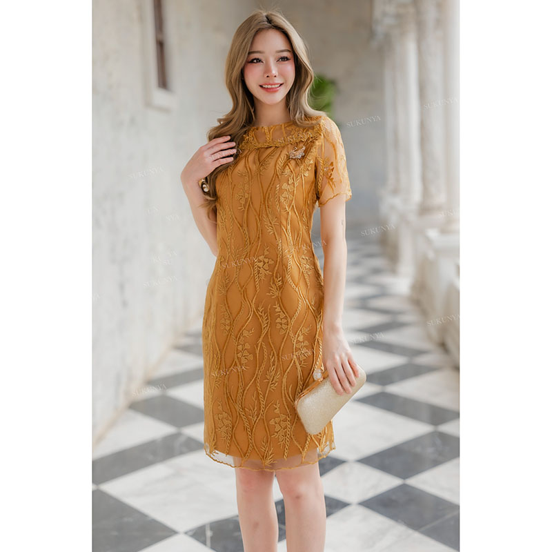 kudapy เดรสสั้นสีทองมัสตาร์ด/สีเทาเงิน ทรงสอบผ่าหลัง ตัวลูกไม้ตาข่ายปักลายสร้อยดอกไม้