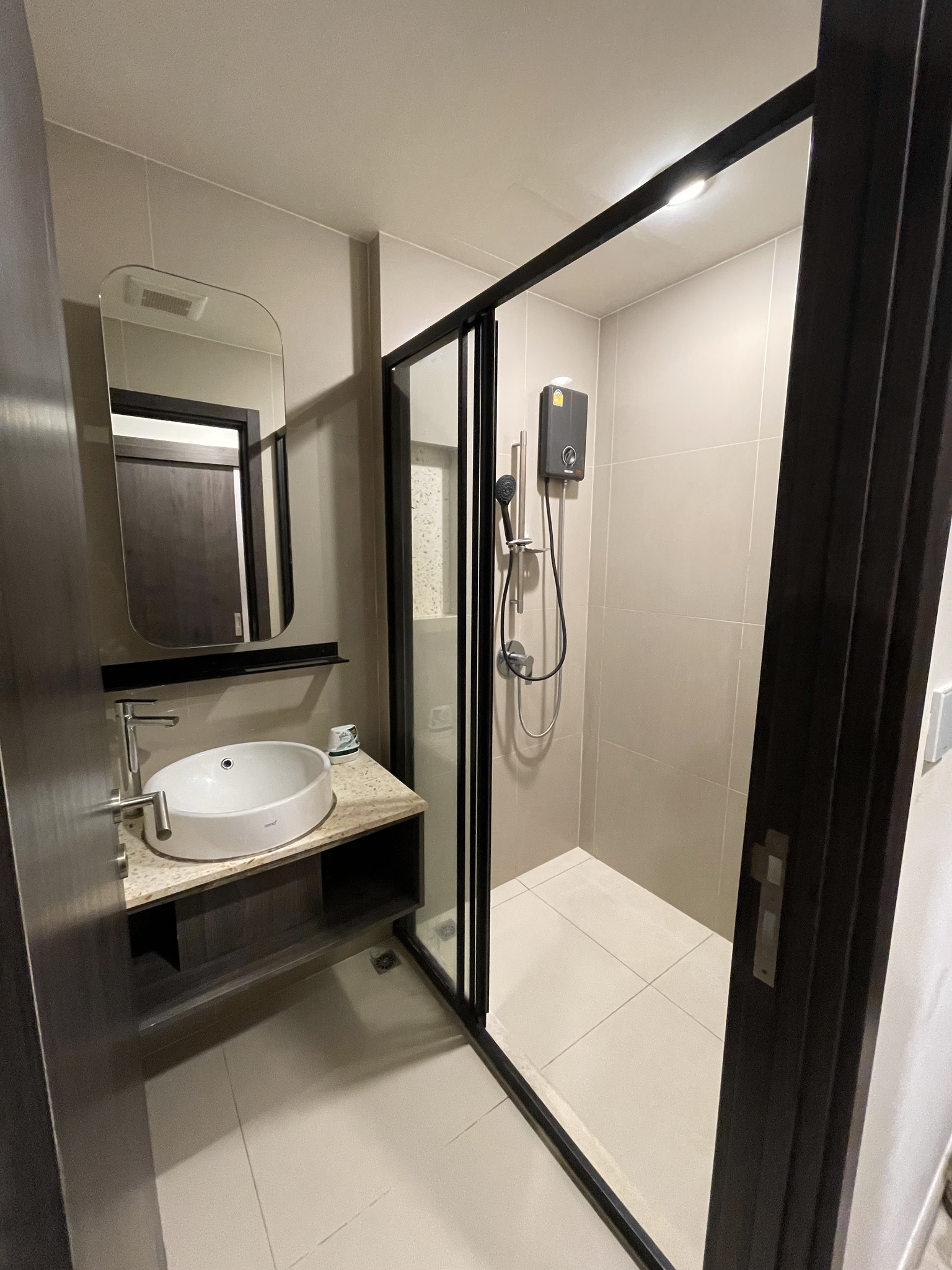 ให้เช่าห้องแบบ Studio 1ห้องน้ำ 1ครัวแยก โซนพื้นที่ MRT ห้วยขว้าง คอนโด xt huaikhwang (เอ็กซ์ที ห้วยขวาง) ขนาดห้อง 30 ตรม. ชั้น 9 ตึก B