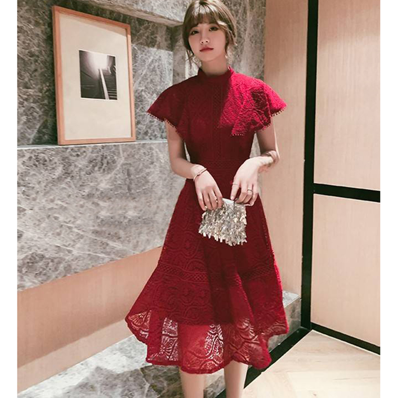 kudapy ชุดแม็กซี่เดรสยาวผ้าลูกไม้สีขาว/สีไวน์แดง เดรสคอตั้งแต่งระบายแขนทั้งสองข้าง ทรงระบายผ้าทิ้งตัวทรงสวยตามแบบ