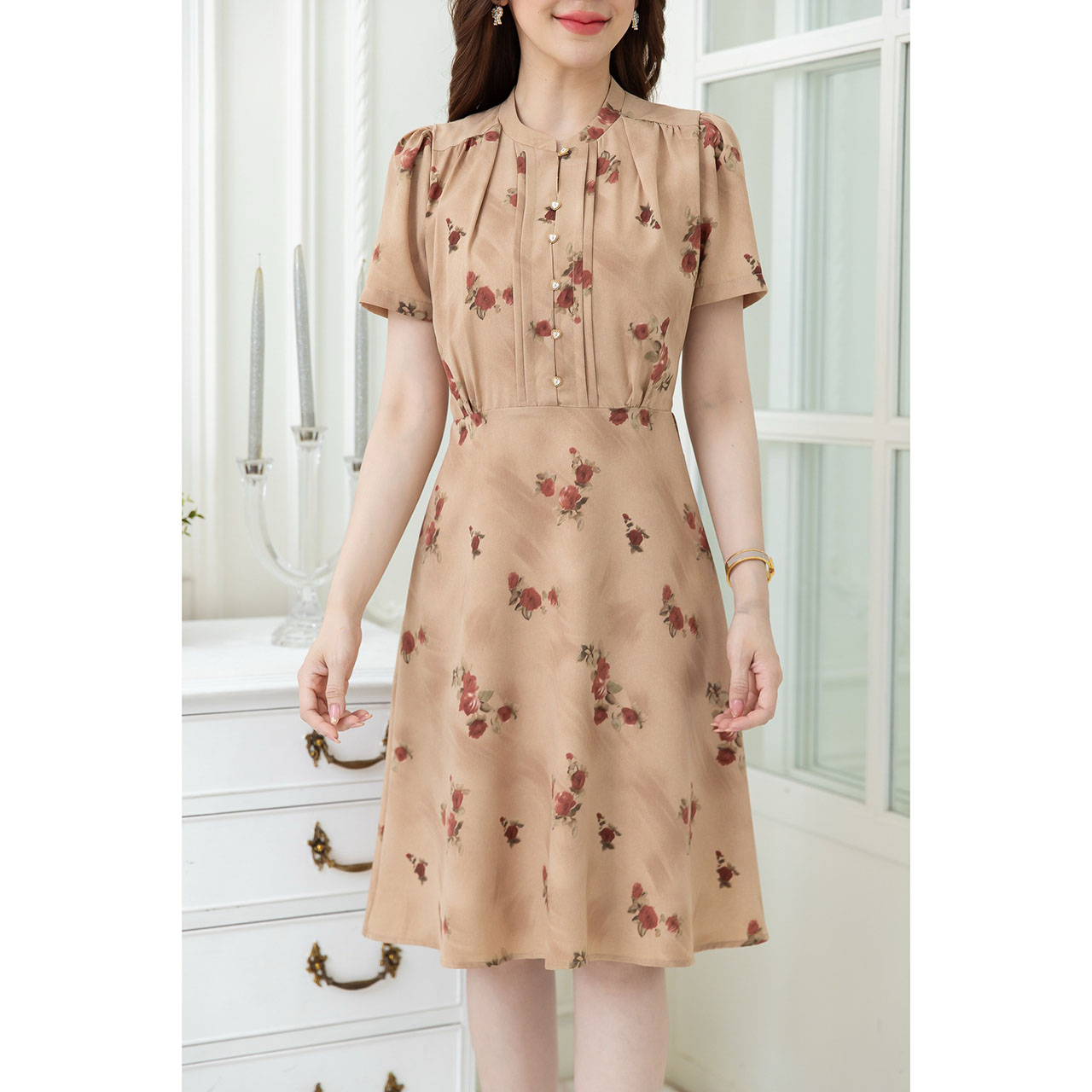 kudapy เดรสสั้นสีเขียว/สีเบจน้ำตาล ลายดอก แพทเทิร์นสวย เรียบๆ มีดีเทล เย็บตีเกล็ดแต่งกระดุมหัวใจ