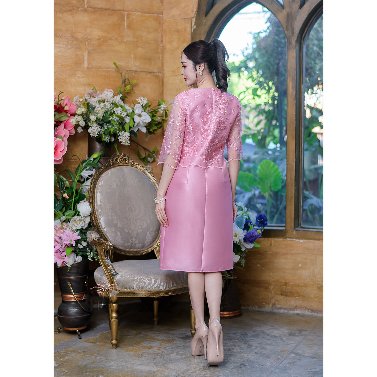 kudapy เดรสสั้นสีชมพู/สีน้ำตาล ผ้าไหมช่วงบนดีไซน์เย็บคลุมด้วยลูกไม้ซีทรูปักลายดอกไม้